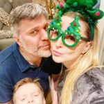 Olga Medynich Instagram - Привет 40 I ‼️ Ну что я хочу тебе сказать ? Не скрою я ждала тебя , ждала с очень маленького возраста , мне всегда казалось , что это мое время , а может я себе так придумала , или нафантазировала это воспоминание , я не знаю , но по легенде моего мозга, бабушка как-то сказала -Твоё время придёт к 40 ка …. Почему ? Почему не в 30 ть ? 60 т ? Что такое мое время ? Я и так оптимистический стрелец и солнечный 🍑💨 Почему 40 ???? И почему я не спросила - почему ? Ба!!!!???Бабушки в моей семье отдельный вид -магические драконы. Никогда не могла представить их молодыми (вот дура) даже глядя на их фото (потёртые с зубчиками по бокам ) была уверенна что им лет 200 не меньше :) Оленьке - 8 лет, бабуля научила молиться , маленькие 4 предложения и сказала что Бог -есть , больше у меня не возникало вопроса так ли это , он есть , мне - бабушка сказала . И если мое время в 40 , ба -я верю ❤️ P.S. Фраза - «Всё только начинается» никогда не была мне понятна , у меня никогда не заканчивалась жизнь чтобы ждать какого-то начала …. Но всегда хочу удивляться , как же я хочу удивляться- 40к ✊🏻 #медыничольга #40