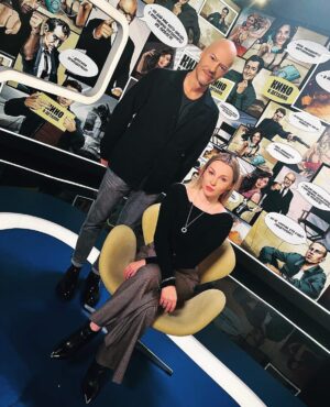 Olga Medynich Instagram - Фёдор Сергеевич , я знаю что вас «типа» нет в Инстаграм , но уверенна вы там инкогнито 🥸 есть и сейчас прочитаете и поставите мне смайл 😉!!! Программу я конечно не видела , но (надеюсь не вырезали) вы  сказали, что мы встретимся в следующем году на съёмках 😉😉😉😉😉 (это я вам мигаю)  отличный,  знаете ли , подарок мне на д/р , хватаю вас за язык и жду встречи 🥰  @kinovdetalyah  СЕГОДНЯ В 00 20 на СТС #медыничольга #федорбондарчук #киновдеталях
