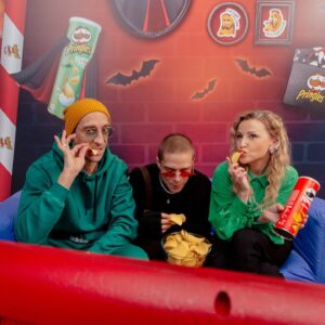 Olga Medynich Instagram - С днём кино 🎥!!!!!Фотографии с атмосферного кино-квартирника Pringles 💫
Посмотрели премьеру новогодней серии «Вампиров средней полосы», повеселились и объелись чипсами 😜 Pringles просто созданы для душевных кино-просмотров в большой компании!

Советую всем устроить свой собственный #КиноКвартирникПринглс 🎬 Соберитесь с друзьями, запаситесь чипсами, посмотрите что-нибудь классное — новогоднюю серию Вампиров Средней Полосы!) #медыничольга @kalyzhnyy ❤️ @artem_tkachenko_cinema