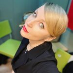 Olga Medynich Instagram - Всегда думала что чёлка набок мне не идёт , а вот сегодня - психанула , а если снимать сверху , да ещё и закинуть голову -вообще баба огонёк 🔥 #спектаклю #играю #вборенькечеготонет #медыничольга