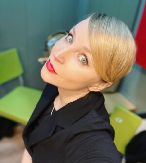 Olga Medynich Instagram - Всегда думала что чёлка набок мне не идёт , а вот сегодня - психанула , а если снимать сверху , да ещё и закинуть голову -вообще баба огонёк 🔥 #спектаклю #играю #вборенькечеготонет #медыничольга