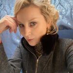 Olga Medynich Instagram – Я люблю всех женщин, которых играла.
Я всегда старалась в каждой найти что-то хорошее, что-то что откликается во мне.
Вспоминая своё прошлое, своё вчера, я понимаю, что каждая роль повлияла на меня. Например, любимая графиня Ольга Анваровна из «Вампиров средней полосы», была своенравна и непредсказуема, высокомерна, но постепенно раскрывалась, становясь заботливой и участливой к членам своей “семьи”.
Роль Ольги изменила меня, научила иному взгляду на мир и даже на «зло» и «неправильность»!
Сегодня я разглядываю свет в каждом дне, событии, человеке, которого встречаю на пути, словно меняю сторону на виниловой пластинке любимого Чайковского.
Этот опыт открывает мне глаза на новые аспекты жизни и вдохновляет на поиск гармонии.
Интересно, чему я научусь завтра?