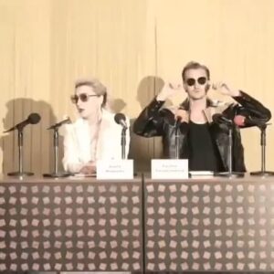 Olga Medynich Instagram - Выход из зоны комфорта выглядит примерно так 🤣🤣🤣🤣🤣 Я знаю что это далеко не идеально (с моей стороны естественно 🤣 Руслан -огонь )  вижу все свои косяки , но как же я рада за мою девочку Олю. Танцуй девочка -танцуй . #танцуйтакбудтониктоневидит  #медыничольга  @rusya1  #❤️