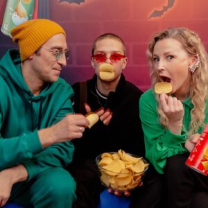 Olga Medynich Instagram - С днём кино 🎥!!!!!Фотографии с атмосферного кино-квартирника Pringles 💫
Посмотрели премьеру новогодней серии «Вампиров средней полосы», повеселились и объелись чипсами 😜 Pringles просто созданы для душевных кино-просмотров в большой компании!

Советую всем устроить свой собственный #КиноКвартирникПринглс 🎬 Соберитесь с друзьями, запаситесь чипсами, посмотрите что-нибудь классное — новогоднюю серию Вампиров Средней Полосы!) #медыничольга @kalyzhnyy ❤️ @artem_tkachenko_cinema