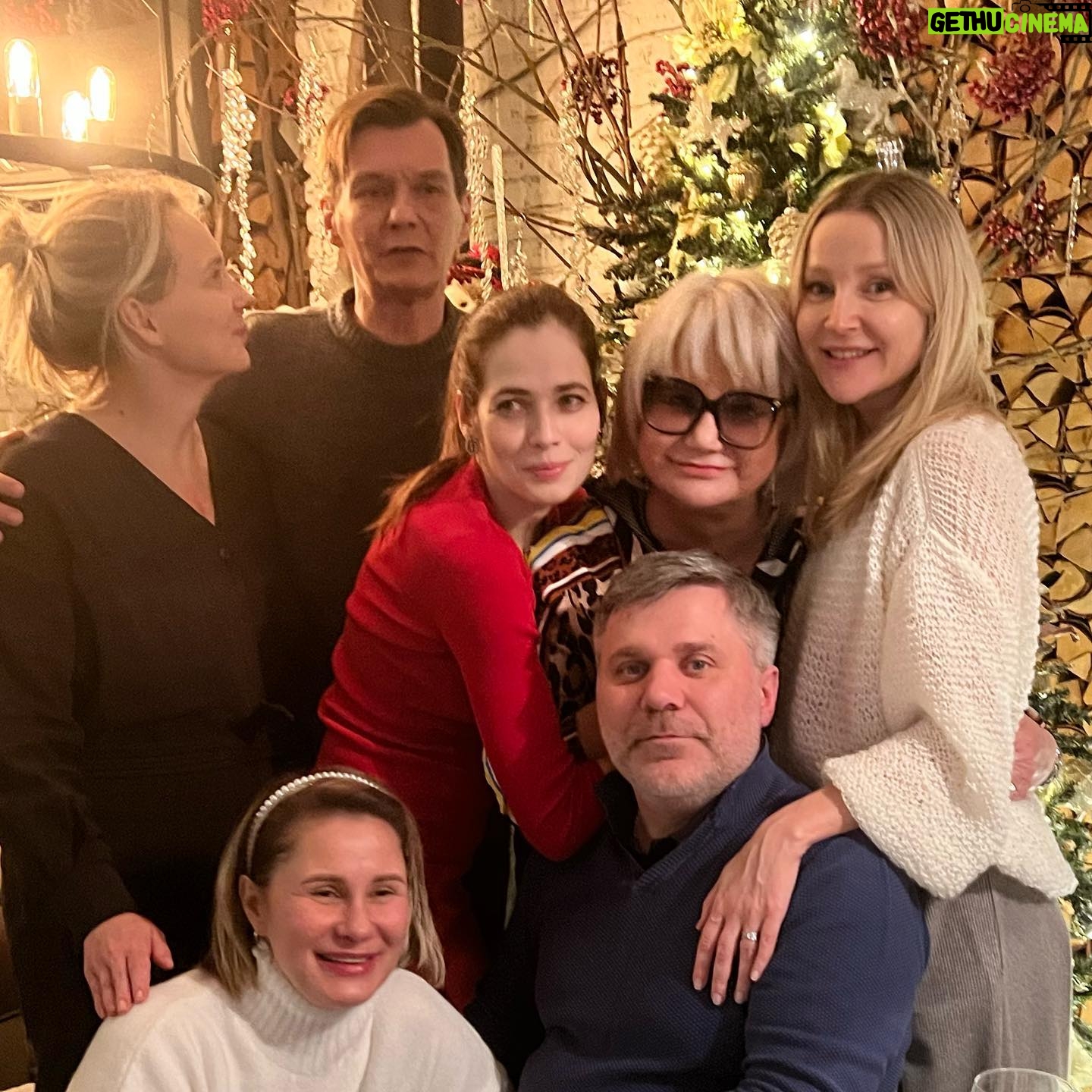 Olga Medynich Instagram - Это фото очень много говорит об профессии агент в кино :) вот она мой агент , нашли ?Вряд ли, она серый кардинал , так и должно быть ! Но ! Не устану повторять , человеку нужен человек , Оля ❤️ @lo_loginova_olga давайте чаще обниматься , спасибо за вечер
