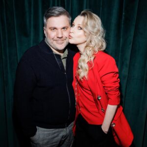 Olga Medynich Instagram - Новогодняя серия получилась очень душевной ❤️ в зале запахло мандаринами и захотелось прижаться к родным :) Спасибо моей семье , что была рядом ❤️ #вампирысреднейполосы 29 декабря  на платформе @start.ru  Выслушала тонну комплиментов в этот вечер , спасибо @kalina.moscow ❤️ костюм и правда прекрасный #медыничольга #джемалтетруашвили #ма #сын #семья #❤️