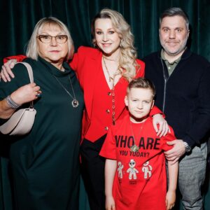 Olga Medynich Instagram - Новогодняя серия получилась очень душевной ❤️ в зале запахло мандаринами и захотелось прижаться к родным :) Спасибо моей семье , что была рядом ❤️ #вампирысреднейполосы 29 декабря  на платформе @start.ru  Выслушала тонну комплиментов в этот вечер , спасибо @kalina.moscow ❤️ костюм и правда прекрасный #медыничольга #джемалтетруашвили #ма #сын #семья #❤️
