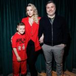 Olga Medynich Instagram - Новогодняя серия получилась очень душевной ❤️ в зале запахло мандаринами и захотелось прижаться к родным :) Спасибо моей семье , что была рядом ❤️ #вампирысреднейполосы 29 декабря на платформе @start.ru Выслушала тонну комплиментов в этот вечер , спасибо @kalina.moscow ❤️ костюм и правда прекрасный #медыничольга #джемалтетруашвили #ма #сын #семья #❤️