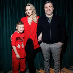Olga Medynich Instagram - Новогодняя серия получилась очень душевной ❤️ в зале запахло мандаринами и захотелось прижаться к родным :) Спасибо моей семье , что была рядом ❤️ #вампирысреднейполосы 29 декабря  на платформе @start.ru  Выслушала тонну комплиментов в этот вечер , спасибо @kalina.moscow ❤️ костюм и правда прекрасный #медыничольга #джемалтетруашвили #ма #сын #семья #❤️