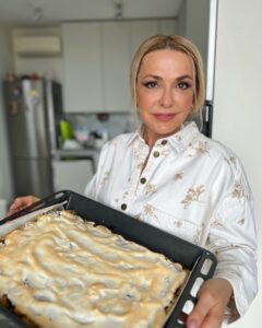 Olga Sumskaya Instagram - СЕЗОН СЛИВ В РОЗПАЛІ!‼️ Маю трохи часу і натхнення…👩‍🍳 Сьогодні спекла для родини фірмовий пісочний пиріг зі СЛИВАМИ !Нереальна смакота !😋 Тож,викладаю ПОКРОКОВИЙ РЕЦЕПТ: Свіжі сливи 700 гр,аби вистачило покрити тісто, Борошна:3 стакани плюс один на заміс Вершкового масла 200гр, 4 яйця,ванільний цукор,розпушувач або дрібка соди ,сік лимону столова ложка,півтора стакана цукру. Починаємо:відділити акуратно жовтки від білків(якщо навіть грам потрапить жовтку,не зібʼється‼️).Поставити білки в хол-к.Збити чотири жовтки з пів-склянки(може трохи більше,на ваш смак)цукру .Збиті жовтки вводимо до борошна.На терці(крупній) натираємо холодне вершкове масло(я беру зазвичай пачку),все змішуємо руками і додаємо розпушувач(пів чайної ложки) погашений соком лимона(або харчову соду ,теж пів чайної ложки ‼️) ,вийде столова ложка з соком лимону,трохи почекайте,аби поширіло(загасити) і вливайте в тісто! Додаємо ванільний цукор.Місимо!Борошна скільки візьме з цих 4 стаканів!Тісто не має липнути до рук . Формуємо кульку і кладемо до хол-ка на 10/15 хв.Тим часом збиваємо білки до піків,поступово вводячи трохи більше ,ніж півстакана цукру і чайну ложечку лимонного соку .Має вийти густа,стійка маса!Ставимо в холод! Миємо і витираємо рушником сливи!Чистимо від кісточок ,виймаємо ТІСТО з холоду,розкатуємо на пергаменті тоненько по формі деко,викладаємо гарненько на тісто наші сливи і в духовку на 20/30 хв.,будете бачити,як зарумʼяниться…При температурі 160*‼️☝🏻Я люблю,аби було гарно пропечене,тоді сливи дають трохи соку,запікається як треба! Виймаємо деко з тістом і сливами з духовки і покриваємо густенько ЗБИТИМИ БІЛКАМИ🧁 !Знову в духовку!Запікаємо ще 5-7 хв,аби білки взялися румʼянцем!Різати теплим! ШО ВАМ СКАЗАТИ…Це суперсмак! Можна проковтнути язика…Приготуйте і напишіть,як вийшло…🙌🏻🥧 До речі,цей пиріг можна готувати з вишнями(з компоту теж),але відтиснути трохи сік,з яблуками,з абрикосами!Аби було бажання! Чекаю реакцій і рекомендацій,все читаю,цьом!❤️ #українка #пирігзісливами #готуйморазом Зберігай рецепт!‼️🙌🏻