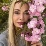 Olga Sumskaya Instagram – Квітнуть красуні…Обожнюю…🌸🌸🌸!Памʼятаю ,як ми з доцею пʼятнадцять років тому за ініціативи @igor_dobrutskyi 🌳  саджали на Пейзажці  сакури і ялинки…Які ж вони прекрасні виросли…А на нашому дереві прижилася гілочка звичайної вишні,хтось прищепив…Дивовижно!Поспішайте на Пейзажну алею насолодитися красою!🌸🌳