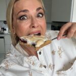 Olga Sumskaya Instagram - СЕЗОН СЛИВ В РОЗПАЛІ!‼️ Маю трохи часу і натхнення…👩‍🍳 Сьогодні спекла для родини фірмовий пісочний пиріг зі СЛИВАМИ !Нереальна смакота !😋 Тож,викладаю ПОКРОКОВИЙ РЕЦЕПТ: Свіжі сливи 700 гр,аби вистачило покрити тісто, Борошна:3 стакани плюс один на заміс Вершкового масла 200гр, 4 яйця,ванільний цукор,розпушувач або дрібка соди ,сік лимону столова ложка,півтора стакана цукру. Починаємо:відділити акуратно жовтки від білків(якщо навіть грам потрапить жовтку,не зібʼється‼️).Поставити білки в хол-к.Збити чотири жовтки з пів-склянки(може трохи більше,на ваш смак)цукру .Збиті жовтки вводимо до борошна.На терці(крупній) натираємо холодне вершкове масло(я беру зазвичай пачку),все змішуємо руками і додаємо розпушувач(пів чайної ложки) погашений соком лимона(або харчову соду ,теж пів чайної ложки ‼️) ,вийде столова ложка з соком лимону,трохи почекайте,аби поширіло(загасити) і вливайте в тісто! Додаємо ванільний цукор.Місимо!Борошна скільки візьме з цих 4 стаканів!Тісто не має липнути до рук . Формуємо кульку і кладемо до хол-ка на 10/15 хв.Тим часом збиваємо білки до піків,поступово вводячи трохи більше ,ніж півстакана цукру і чайну ложечку лимонного соку .Має вийти густа,стійка маса!Ставимо в холод! Миємо і витираємо рушником сливи!Чистимо від кісточок ,виймаємо ТІСТО з холоду,розкатуємо на пергаменті тоненько по формі деко,викладаємо гарненько на тісто наші сливи і в духовку на 20/30 хв.,будете бачити,як зарумʼяниться…При температурі 160*‼️☝🏻Я люблю,аби було гарно пропечене,тоді сливи дають трохи соку,запікається як треба! Виймаємо деко з тістом і сливами з духовки і покриваємо густенько ЗБИТИМИ БІЛКАМИ🧁 !Знову в духовку!Запікаємо ще 5-7 хв,аби білки взялися румʼянцем!Різати теплим! ШО ВАМ СКАЗАТИ…Це суперсмак! Можна проковтнути язика…Приготуйте і напишіть,як вийшло…🙌🏻🥧 До речі,цей пиріг можна готувати з вишнями(з компоту теж),але відтиснути трохи сік,з яблуками,з абрикосами!Аби було бажання! Чекаю реакцій і рекомендацій,все читаю,цьом!❤️ #українка #пирігзісливами #готуйморазом Зберігай рецепт!‼️🙌🏻