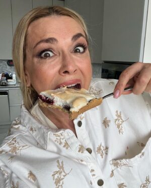 Olga Sumskaya Instagram - СЕЗОН СЛИВ В РОЗПАЛІ!‼️
Маю трохи часу і натхнення…👩‍🍳
Сьогодні спекла для родини фірмовий пісочний пиріг зі СЛИВАМИ !Нереальна смакота !😋

Тож,викладаю ПОКРОКОВИЙ РЕЦЕПТ:
Свіжі сливи 700 гр,аби вистачило покрити тісто,
Борошна:3 стакани плюс один на заміс
Вершкового масла 200гр,
4 яйця,ванільний цукор,розпушувач або дрібка соди ,сік лимону столова ложка,півтора стакана цукру.

Починаємо:відділити акуратно жовтки від білків(якщо навіть грам потрапить жовтку,не зібʼється‼️).Поставити білки в хол-к.Збити чотири жовтки з пів-склянки(може трохи більше,на ваш смак)цукру .Збиті жовтки вводимо до борошна.На терці(крупній) натираємо холодне вершкове масло(я беру зазвичай пачку),все змішуємо руками і додаємо розпушувач(пів чайної ложки) погашений соком лимона(або харчову соду ,теж пів чайної ложки ‼️) ,вийде столова ложка з соком лимону,трохи почекайте,аби поширіло(загасити) і вливайте в тісто! Додаємо ванільний цукор.Місимо!Борошна скільки візьме з цих 4 стаканів!Тісто не має липнути  до рук .
Формуємо кульку і кладемо до хол-ка на 10/15 хв.Тим часом збиваємо білки до піків,поступово вводячи трохи більше ,ніж півстакана цукру і чайну ложечку лимонного соку .Має вийти густа,стійка маса!Ставимо в холод!

Миємо і витираємо рушником сливи!Чистимо від кісточок ,виймаємо ТІСТО з холоду,розкатуємо на пергаменті тоненько по формі деко,викладаємо гарненько на тісто наші сливи  і в духовку на 20/30 хв.,будете бачити,як зарумʼяниться…При температурі 160*‼️☝🏻Я люблю,аби було гарно пропечене,тоді сливи дають трохи соку,запікається як треба!
Виймаємо деко з тістом і сливами з духовки і покриваємо густенько ЗБИТИМИ БІЛКАМИ🧁 !Знову в духовку!Запікаємо ще 5-7 хв,аби білки взялися румʼянцем!Різати теплим!
ШО ВАМ СКАЗАТИ…Це суперсмак! Можна проковтнути язика…Приготуйте і напишіть,як вийшло…🙌🏻🥧
До речі,цей пиріг можна готувати з вишнями(з компоту теж),але відтиснути трохи сік,з яблуками,з абрикосами!Аби було бажання!
Чекаю реакцій і рекомендацій,все читаю,цьом!❤️
#українка #пирігзісливами #готуйморазом
Зберігай рецепт!‼️🙌🏻