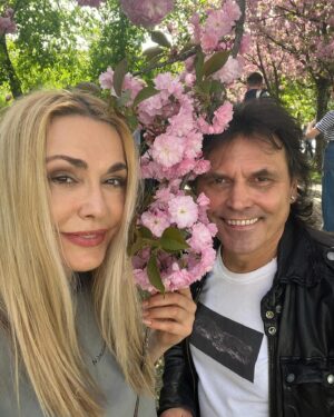 Olga Sumskaya Instagram - Квітнуть красуні…Обожнюю…🌸🌸🌸!Памʼятаю ,як ми з доцею пʼятнадцять років тому за ініціативи @igor_dobrutskyi 🌳  саджали на Пейзажці  сакури і ялинки…Які ж вони прекрасні виросли…А на нашому дереві прижилася гілочка звичайної вишні,хтось прищепив…Дивовижно!Поспішайте на Пейзажну алею насолодитися красою!🌸🌳