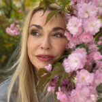 Olga Sumskaya Instagram – Квітнуть красуні…Обожнюю…🌸🌸🌸!Памʼятаю ,як ми з доцею пʼятнадцять років тому за ініціативи @igor_dobrutskyi 🌳  саджали на Пейзажці  сакури і ялинки…Які ж вони прекрасні виросли…А на нашому дереві прижилася гілочка звичайної вишні,хтось прищепив…Дивовижно!Поспішайте на Пейзажну алею насолодитися красою!🌸🌳