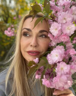 Olga Sumskaya Instagram - Квітнуть красуні…Обожнюю…🌸🌸🌸!Памʼятаю ,як ми з доцею пʼятнадцять років тому за ініціативи @igor_dobrutskyi 🌳  саджали на Пейзажці  сакури і ялинки…Які ж вони прекрасні виросли…А на нашому дереві прижилася гілочка звичайної вишні,хтось прищепив…Дивовижно!Поспішайте на Пейзажну алею насолодитися красою!🌸🌳