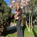 Olga Sumskaya Instagram – Квітнуть красуні…Обожнюю…🌸🌸🌸!Памʼятаю ,як ми з доцею пʼятнадцять років тому за ініціативи @igor_dobrutskyi 🌳  саджали на Пейзажці  сакури і ялинки…Які ж вони прекрасні виросли…А на нашому дереві прижилася гілочка звичайної вишні,хтось прищепив…Дивовижно!Поспішайте на Пейзажну алею насолодитися красою!🌸🌳