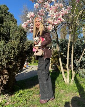 Olga Sumskaya Instagram - Квітнуть красуні…Обожнюю…🌸🌸🌸!Памʼятаю ,як ми з доцею пʼятнадцять років тому за ініціативи @igor_dobrutskyi 🌳  саджали на Пейзажці  сакури і ялинки…Які ж вони прекрасні виросли…А на нашому дереві прижилася гілочка звичайної вишні,хтось прищепив…Дивовижно!Поспішайте на Пейзажну алею насолодитися красою!🌸🌳