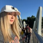Olga Sumskaya Instagram - З днем Києва!🙌🏻🌳Унікальне місце для відпочинку зʼявилося в столиці-міст «Хвілі Азову» !Конструкції для мосту були виготовлені ще на підприємстві «Азовсталь»‼️Їх привезли до Києва буквально за кілька тижнів до початку повномасштабної війни.Завдяки коштам іноземних та вітчизняних меценатів будівництво об’єкту розпочали в 2021-му, призупинили на початку повномасштабної &ійни та відновили навесні минулого року. І ось нарешті кияни і гості столиці можуть побачити цей просто казковий,нескінченний Оболонський острів ,на який можна потрапити через хвилястий красень міст!❤️Архітектор-Андрій Миргородський !Ми щиро дякуємо меру столиці @vitaliyklitschko за такий подарунок до дня Києва !🙌🏻Це місце безумовно стане улюбленим для всіх киян ,справжня окраса рідного Києва на Дніпрі!❤️ Друзі,напишіть,чи відвідали вже новий міст і Оболонський острів?Які враження?🤩