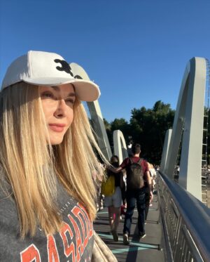 Olga Sumskaya Instagram - З днем Києва!🙌🏻🌳Унікальне місце для відпочинку зʼявилося в столиці-міст «Хвілі Азову» !Конструкції для мосту були виготовлені ще на підприємстві «Азовсталь»‼️Їх привезли до Києва буквально за кілька тижнів до початку повномасштабної війни.Завдяки коштам іноземних та вітчизняних меценатів будівництво об’єкту розпочали в 2021-му, призупинили на початку повномасштабної &ійни та відновили навесні минулого року. 
І ось нарешті кияни і гості столиці можуть побачити цей просто казковий,нескінченний Оболонський острів ,на який можна потрапити через хвилястий красень міст!❤️Архітектор-Андрій Миргородський !Ми щиро дякуємо меру столиці @vitaliyklitschko  за такий подарунок до дня Києва !🙌🏻Це місце безумовно стане улюбленим для всіх киян ,справжня окраса рідного Києва на Дніпрі!❤️

Друзі,напишіть,чи відвідали вже новий міст і Оболонський острів?Які враження?🤩