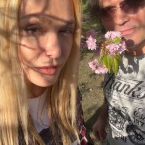 Olga Sumskaya Instagram - Квітнуть красуні…Обожнюю…🌸🌸🌸!Памʼятаю ,як ми з доцею пʼятнадцять років тому за ініціативи @igor_dobrutskyi 🌳  саджали на Пейзажці  сакури і ялинки…Які ж вони прекрасні виросли…А на нашому дереві прижилася гілочка звичайної вишні,хтось прищепив…Дивовижно!Поспішайте на Пейзажну алею насолодитися красою!🌸🌳