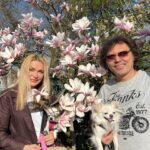 Olga Sumskaya Instagram – Квітнуть красуні…Обожнюю…🌸🌸🌸!Памʼятаю ,як ми з доцею пʼятнадцять років тому за ініціативи @igor_dobrutskyi 🌳  саджали на Пейзажці  сакури і ялинки…Які ж вони прекрасні виросли…А на нашому дереві прижилася гілочка звичайної вишні,хтось прищепив…Дивовижно!Поспішайте на Пейзажну алею насолодитися красою!🌸🌳
