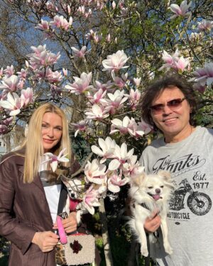 Olga Sumskaya Instagram - Квітнуть красуні…Обожнюю…🌸🌸🌸!Памʼятаю ,як ми з доцею пʼятнадцять років тому за ініціативи @igor_dobrutskyi 🌳  саджали на Пейзажці  сакури і ялинки…Які ж вони прекрасні виросли…А на нашому дереві прижилася гілочка звичайної вишні,хтось прищепив…Дивовижно!Поспішайте на Пейзажну алею насолодитися красою!🌸🌳