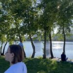 Olga Sumskaya Instagram - З днем Києва!🙌🏻🌳Унікальне місце для відпочинку зʼявилося в столиці-міст «Хвілі Азову» !Конструкції для мосту були виготовлені ще на підприємстві «Азовсталь»‼️Їх привезли до Києва буквально за кілька тижнів до початку повномасштабної війни.Завдяки коштам іноземних та вітчизняних меценатів будівництво об’єкту розпочали в 2021-му, призупинили на початку повномасштабної &ійни та відновили навесні минулого року. І ось нарешті кияни і гості столиці можуть побачити цей просто казковий,нескінченний Оболонський острів ,на який можна потрапити через хвилястий красень міст!❤️Архітектор-Андрій Миргородський !Ми щиро дякуємо меру столиці @vitaliyklitschko за такий подарунок до дня Києва !🙌🏻Це місце безумовно стане улюбленим для всіх киян ,справжня окраса рідного Києва на Дніпрі!❤️ Друзі,напишіть,чи відвідали вже новий міст і Оболонський острів?Які враження?🤩
