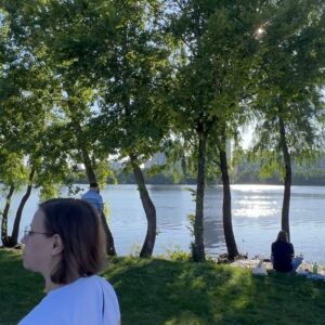 Olga Sumskaya Instagram - З днем Києва!🙌🏻🌳Унікальне місце для відпочинку зʼявилося в столиці-міст «Хвілі Азову» !Конструкції для мосту були виготовлені ще на підприємстві «Азовсталь»‼️Їх привезли до Києва буквально за кілька тижнів до початку повномасштабної війни.Завдяки коштам іноземних та вітчизняних меценатів будівництво об’єкту розпочали в 2021-му, призупинили на початку повномасштабної &ійни та відновили навесні минулого року. 
І ось нарешті кияни і гості столиці можуть побачити цей просто казковий,нескінченний Оболонський острів ,на який можна потрапити через хвилястий красень міст!❤️Архітектор-Андрій Миргородський !Ми щиро дякуємо меру столиці @vitaliyklitschko  за такий подарунок до дня Києва !🙌🏻Це місце безумовно стане улюбленим для всіх киян ,справжня окраса рідного Києва на Дніпрі!❤️

Друзі,напишіть,чи відвідали вже новий міст і Оболонський острів?Які враження?🤩
