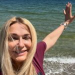 Olga Sumskaya Instagram - Привіт,рідна Одеса!Скучили!🌊🌞⚓️Між тривогами все ж встигли заскочити на Ланжерон !Після шаленого гастрольного туру ці півгодинки зарядили силою і натхненням…Одеса,бережи Боже!🙏🏻❤️