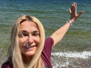 Olga Sumskaya Instagram - Привіт,рідна Одеса!Скучили!🌊🌞⚓️Між тривогами все ж встигли заскочити на Ланжерон !Після шаленого гастрольного туру ці півгодинки зарядили силою і натхненням…Одеса,бережи Боже!🙏🏻❤️