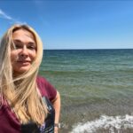 Olga Sumskaya Instagram - Привіт,рідна Одеса!Скучили!🌊🌞⚓️Між тривогами все ж встигли заскочити на Ланжерон !Після шаленого гастрольного туру ці півгодинки зарядили силою і натхненням…Одеса,бережи Боже!🙏🏻❤️