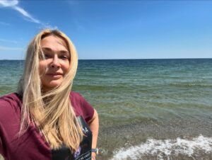 Olga Sumskaya Instagram - Привіт,рідна Одеса!Скучили!🌊🌞⚓️Між тривогами все ж встигли заскочити на Ланжерон !Після шаленого гастрольного туру ці півгодинки зарядили силою і натхненням…Одеса,бережи Боже!🙏🏻❤️