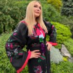 Olga Sumskaya Instagram - З ДНЕМ ВИШИВАНКИ!💙💛 Наш спадок,який обʼєднує всіх українців в цілому світі!🙌🏻❤️ Замовила до свята сукню «Трипілля» від @olha_prusak_ 🩷💚🖤💜🤍 фото @gandzyazen ❤️ #деньвишиванки #україна