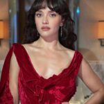Olivia Cooke Instagram - thank you @alipirzadeh and @babskymakeup for not only making me look ting but for teaching me how to pose and most importantly swisssssh xxxxxxxxx