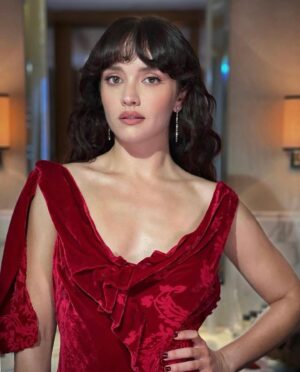 Olivia Cooke Instagram - thank you @alipirzadeh and @babskymakeup for not only making me look ting but for teaching me how to pose and most importantly swisssssh

xxxxxxxxx