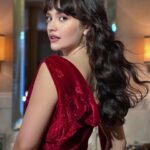 Olivia Cooke Instagram - thank you @alipirzadeh and @babskymakeup for not only making me look ting but for teaching me how to pose and most importantly swisssssh xxxxxxxxx