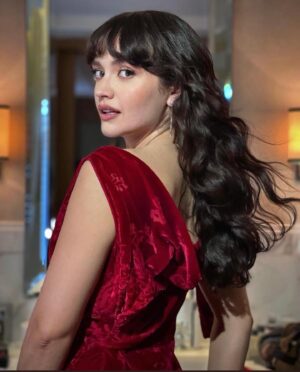 Olivia Cooke Instagram - thank you @alipirzadeh and @babskymakeup for not only making me look ting but for teaching me how to pose and most importantly swisssssh

xxxxxxxxx