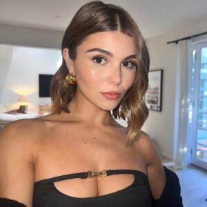 Olivia Giannulli Instagram - new youtube video of this makeup 💄live now