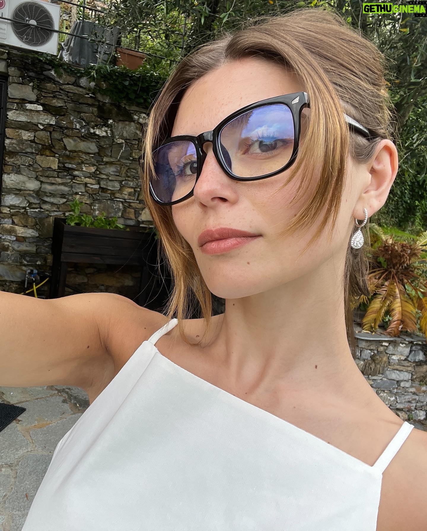 Olivia Giannulli - 3 Likes - taking it in 🌳💐🥐