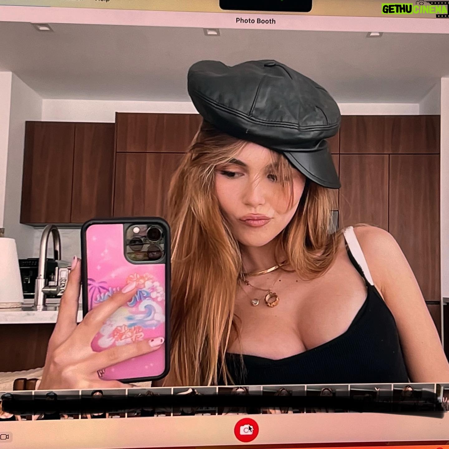 Olivia Giannulli Instagram - 👽 new youtube video today