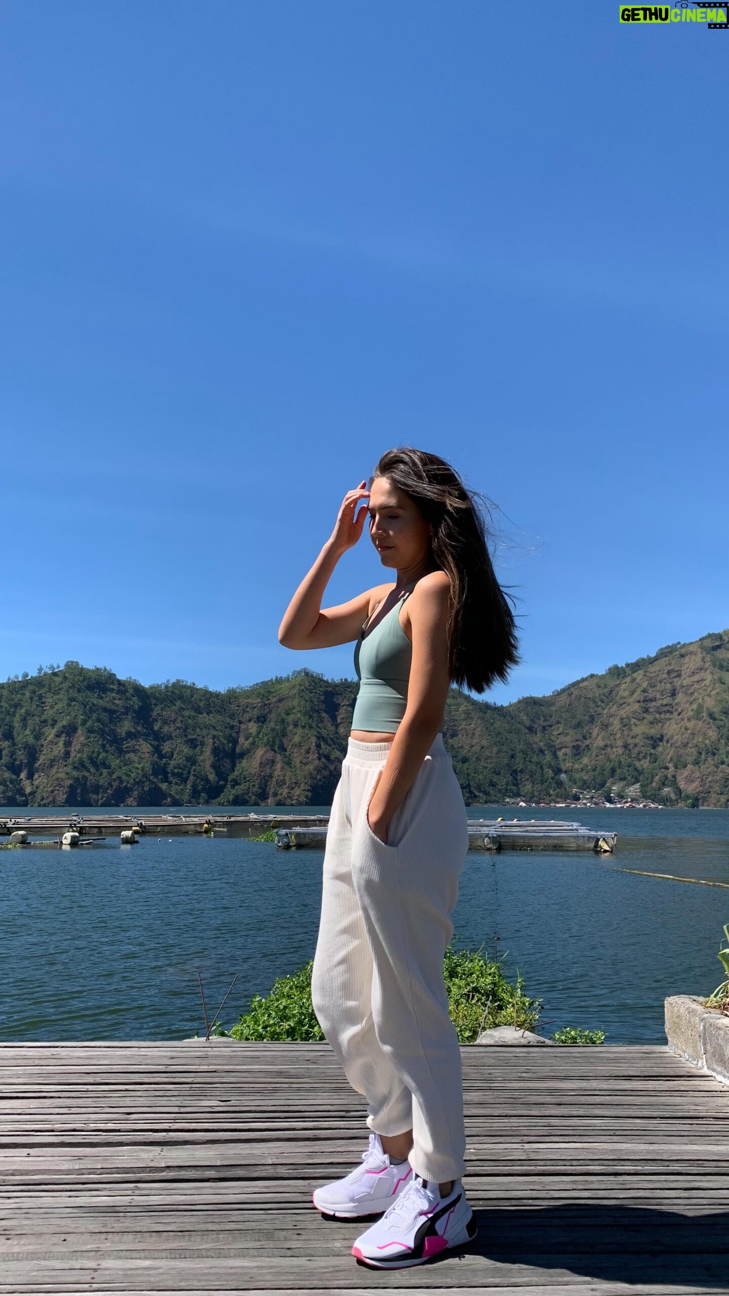 Olivia Jensen Instagram - Si merah mau dapat angpao🧧 Happy Chinese New Year all🧧 Kiong hi Kiong hi ✨