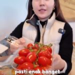 Olivia Jensen Instagram – Italy negara yang paling banyak mengonsumsi tomat. Segala masakan pake tomat 😋 jadinya produsen tomat nya manis bangeeeett ❤️ Disini harus nyobain sayuran sayuran segarnya 🍅🫒🥬🥕🫑🍋