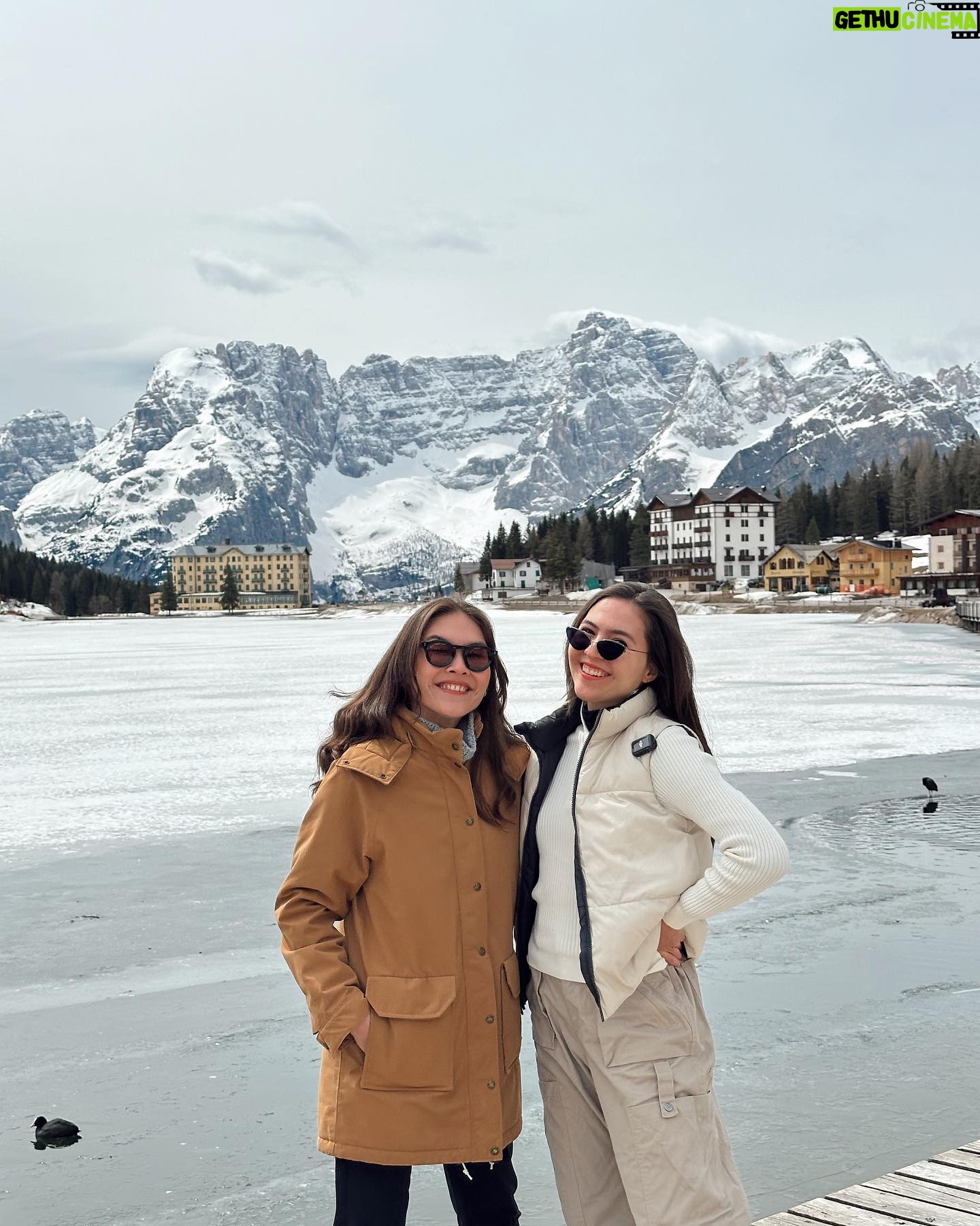 Olivia Jensen Instagram - Moment Dolomites 🏔✨ Di bulan April salju nya masih tebel begini 3 meter lebih tinggi di atas kita! Expektasi mau liat yang ijo-ijo, ternyata dingin nya bukan main ❄️ Ganti judul jadi white spring holiday hihi @sabjensen Alamnya bener bener one of a kind “Majestic” 🏔 . #OJTravels #Dolomites #SouthTyrol