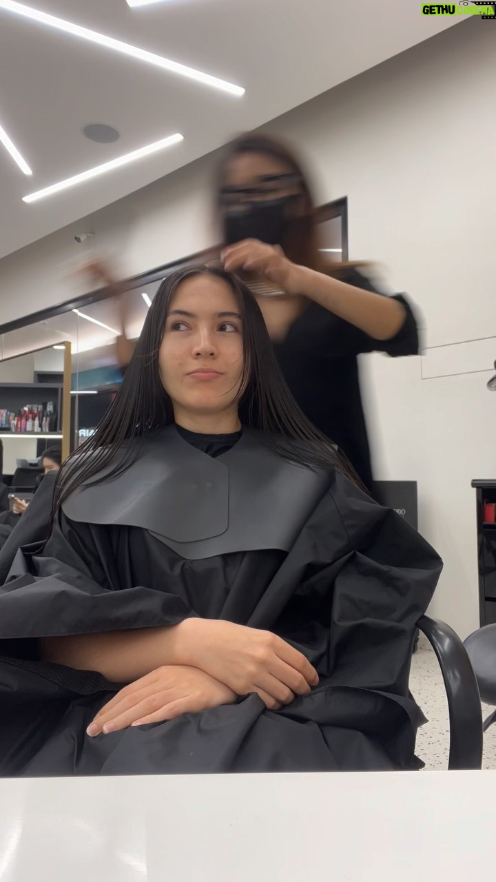 Olivia Jensen Instagram - New year new hair resolution ceunaaah💇♀️✨Yang pasti pgn rambut terlihat sehat dan low maintenance ya. Rambut aku tuh tipikal yang tebel, berat dan helai nya gede banget. Jadi kali ini haircut hang dipilih gak banyak layer dan medium length supaya lebih terlihat rapih, volume & sehat tanpa ribet styling✨ Thankyou for the tips! Nana