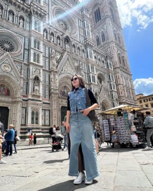 Olivia Jensen Instagram - Hello Piazza Duomo Florence 🇮🇹✨ The town of Italian leathers 👠 Mamamia!
