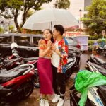 Olivia Jensen Instagram - Uuuyy sweet banget hari ini hujan hujan bikin lapar prewed atau kulineran ke Bogor nih 😍 @anwar_bab @bikinlapertranstv