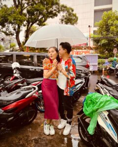Olivia Jensen Instagram - Uuuyy sweet banget hari ini hujan hujan bikin lapar prewed atau kulineran ke Bogor nih 😍 @anwar_bab @bikinlapertranstv