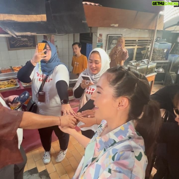 Olivia Jensen Instagram - Liburaan mau makan enak kaan wajib ke padang hidden gem ini lokasinya nanti di spill di @bikinlapertranstv 17:30 Sore ini yaa 👌🏼 Secret Spot! @ncess_nabati