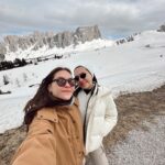 Olivia Jensen Instagram – Moment Dolomites 🏔✨ Di bulan April salju nya masih tebel begini 3 meter lebih tinggi di atas kita! Expektasi mau liat yang ijo-ijo, ternyata dingin nya bukan main ❄️ Ganti judul jadi white spring holiday  hihi @sabjensen Alamnya bener bener one of a kind “Majestic” 🏔

.

#OJTravels #Dolomites #SouthTyrol